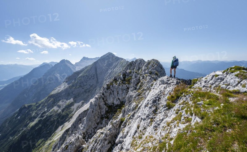 Mountaineer on the summit ridge, Wettersteinkamm, Westliche Wettersteinspitze, Wetterstein Mountains, Bavaria, Germany, Europe
