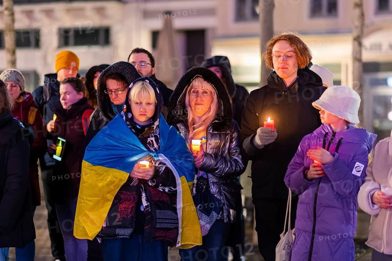 On the first anniversary of the Russian invasion of Ukraine, a large solidarity rally of Dresdeners with numerous Ukrainian refugees took place on Neumarkt in front of the Church of Our Lady. At the end, all participants came together to form a large chain of lights