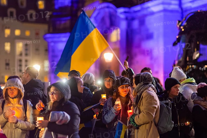 On the first anniversary of the Russian invasion of Ukraine, a large solidarity rally of Dresdeners with numerous Ukrainian refugees took place on Neumarkt in front of the Church of Our Lady. At the end, all participants came together to form a large chain of lights