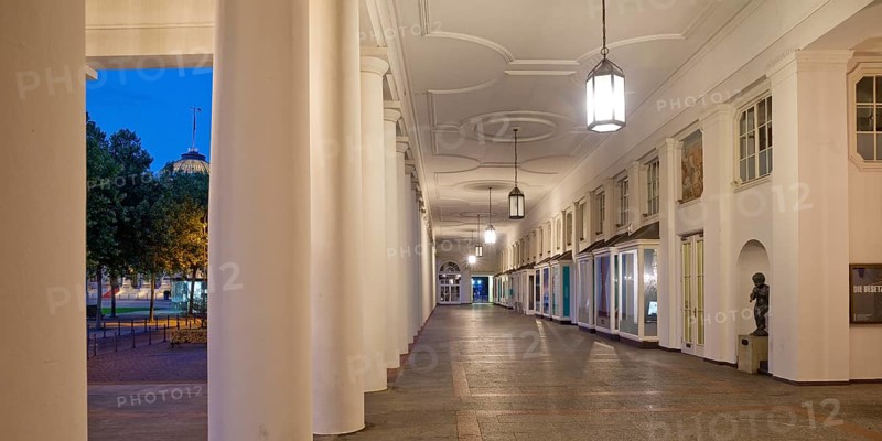 Theatre colonnades with a view of the spa hotel, Hessian State Theatre in the evening, Bowling Green, Wiesbaden, Hesse, Germany, Europe
