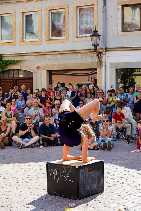 Actors, artists, clowns, fire artists and music bands transformed the city centre into a large open-air theatre. The theatre maker Helmut Räder put together an illustrious group of street artists. ANNAELLE MOLINARIO from Paris