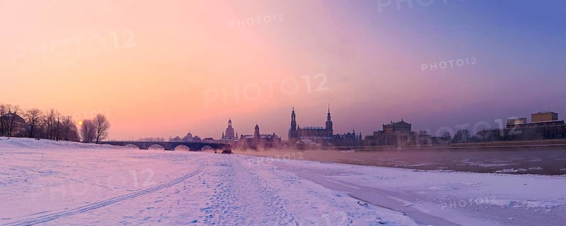 Dresden, morning fog over the Elbe. With temperatures as low as 20 degrees below zero, the Elbe offered a special natural spectacle in the winter of 2012