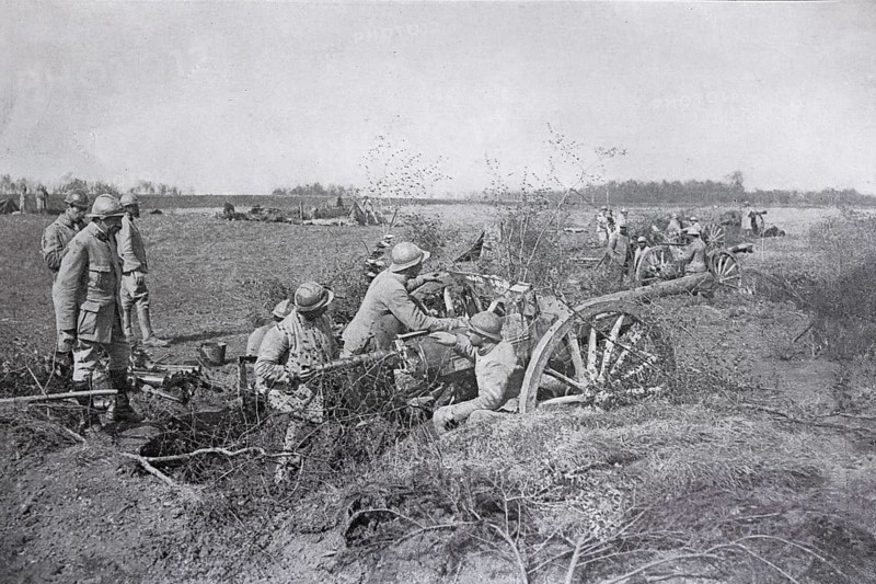 Battery of 75 ready to fire, 1917, France, Europe