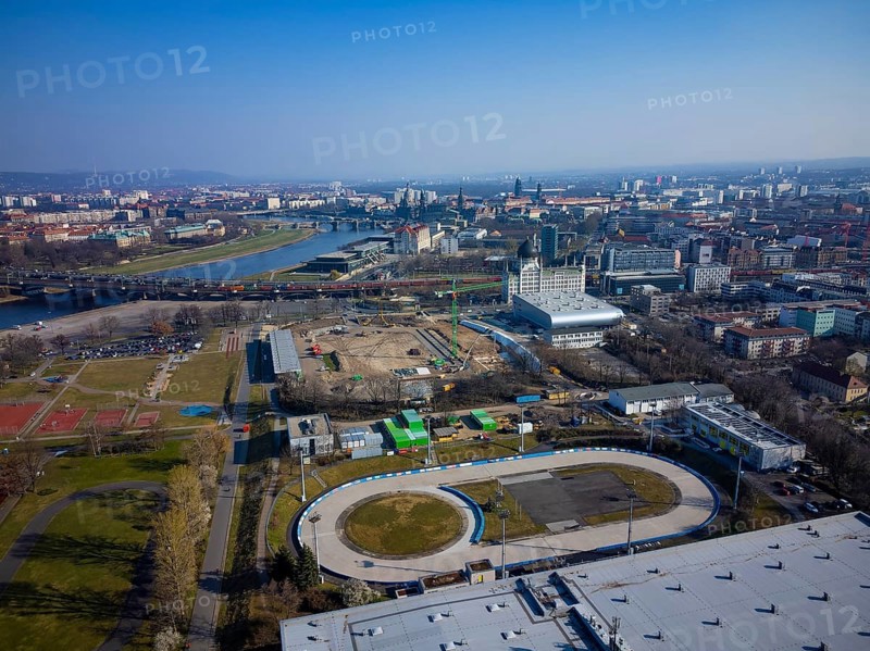 Ice rink, sports facilities, ball sports arena and the construction site of the Heinz Steyer Stadium in Dresden. This is to be converted into a multifunctional arena from 2021. The project is also being funded by the Free State of Saxony. Completion is planned for 2023