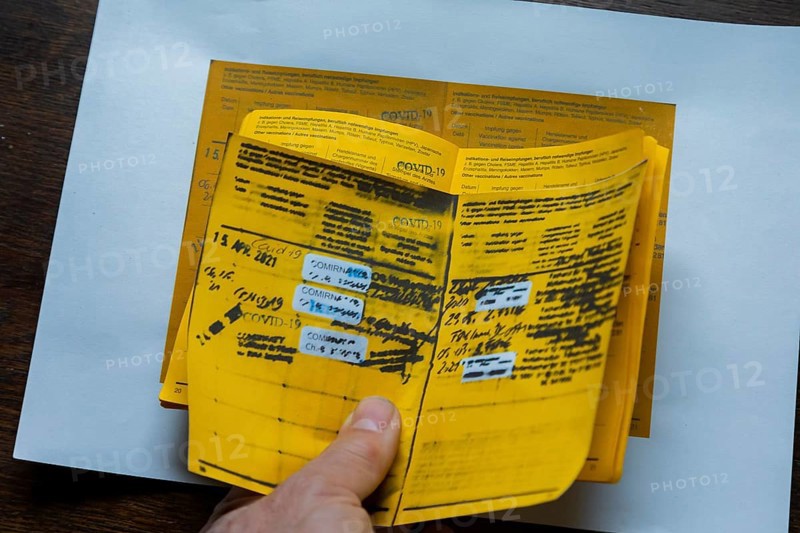 The number of forged vaccination cards is increasing. In this way, vaccination opponents are not only harming themselves but also society. Pharmacists not only have experience in detecting forgeries, but now also technical tools. According to the new Infection Protection Act, falsified vaccination cards are forged documents that are punishable by prison sentences of up to 5 years