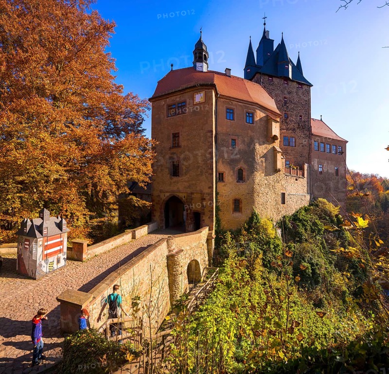 Kriebstein Castle rises on a steep rock above the Zschopau. Within the large group of hilltop castles, it embodies the type of mountain Spornburg: it lies on the outermost spur of a mountain spur around which the Zschopau flows in a wide curve on three sides
