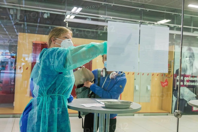 The Saxon Corona Test Centres for air travellers officially go into operation on Monday, 3 August, at Dresden and Leipzig Halle Airports. Employees of KV Saxony take the tests