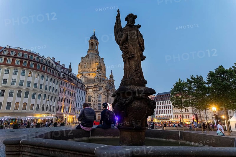 A new art festival! NIB ART Dresden is taking place until Sunday with art talks, art installations and concerts. Here the concert evening with Nina June live, Melody Gardots nand then Daniel Hope, both on the screen, on the Neumarkt at the Church of Our Lady. In the foreground the Türkenbrunnen