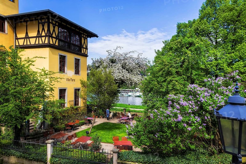 Villa Marie, a well-known restaurant in the villa of the same name next to the Blue Wonder. The house and garden exude a Mediterranean-Italian flair