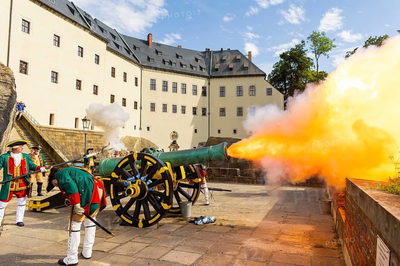 Königstein Fortress in Saxon Switzerland. A cannon belonging to the Königstein Fortress, built in 1712, was christened DIE STARKE AUGUSTE and fired. By the Electoral Saxon Gunners 1730 of the Rifle Society Friedersdorf., Königstein, Saxony, Germany, Europe