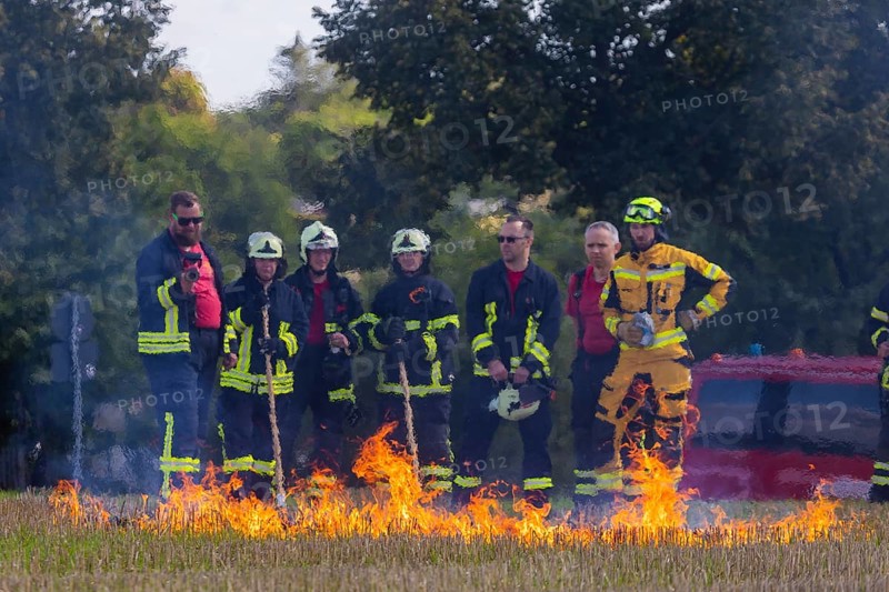 During controlled field fires, the firefighters were able to test various extinguishing methods, from the swatter to the jet pipe