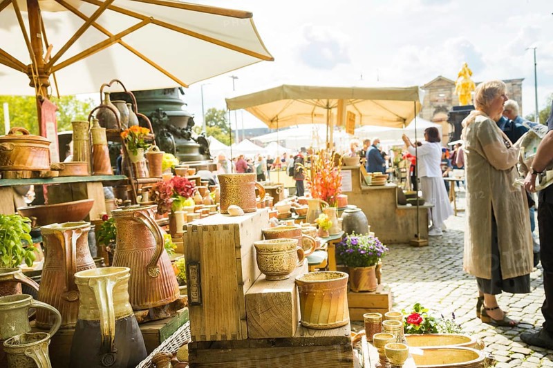 One of the first open-air markets in Dresden at the Goldener horse-rider, freshly renovated and gleaming in the sun. With a valid hygiene concept, extensive signage and disinfection facilities, they try to keep the risk of infection as low as possible. 79 ceramists from all over Germany offer their ceramics here