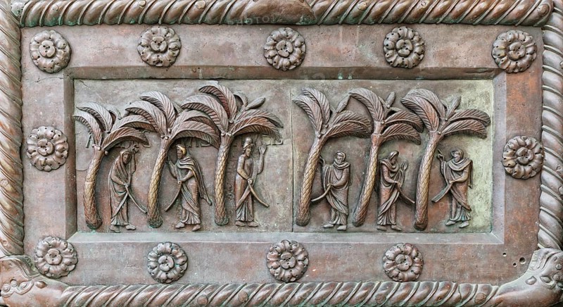 Disputing Prophets, detail Porta di San Ranieri, sculptor Bonanus of Pisa, Bonanno Pisano, 1180, Romanesque, Cathedral, Cattedrale Metropolitana Primaziale di Santa Maria Assunta, Miracles Square, Piazza dei Miracoli also Campo dei Miracoli, Piazza del Duomo, Pisa, Tuscany, Italy, UNESCO World Heritage Site, Europe