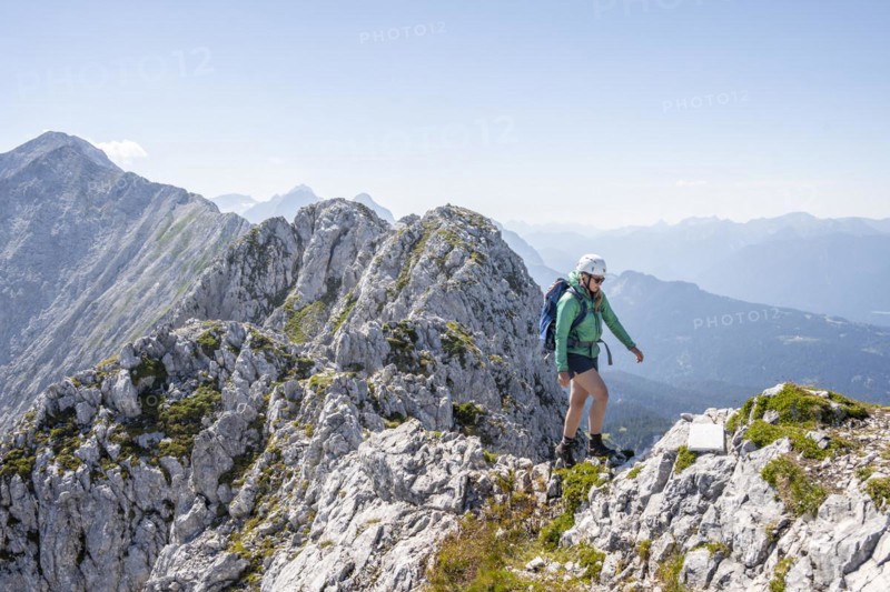 Mountaineer on the summit ridge, Wettersteinkamm, Westliche Wettersteinspitze, Wetterstein Mountains, Bavaria, Germany, Europe