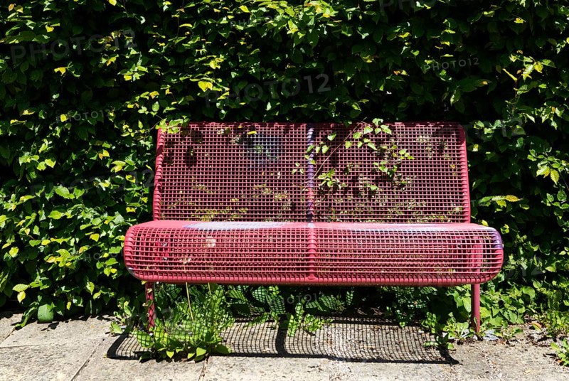 Red benches in the spa gardens, Bad Füssing, Lower Bavaria, Bavaria, Germany, Europe