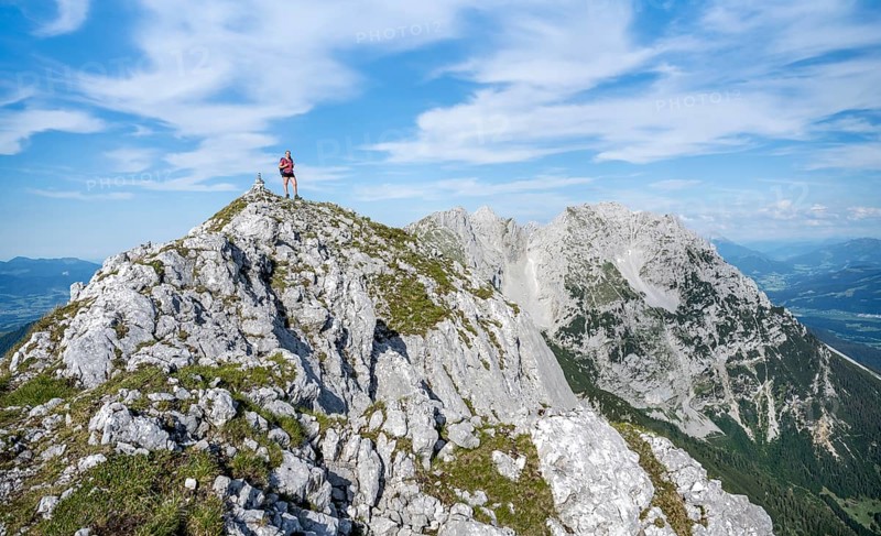 Mountaineer on a ridge path, traversing the Hackenköpfe, behind summit, Scheffauer, rocky mountains of the Kaisergebirge, Wilder Kaiser, Kitzbühler Alps, Tyrol, Austria, Europe