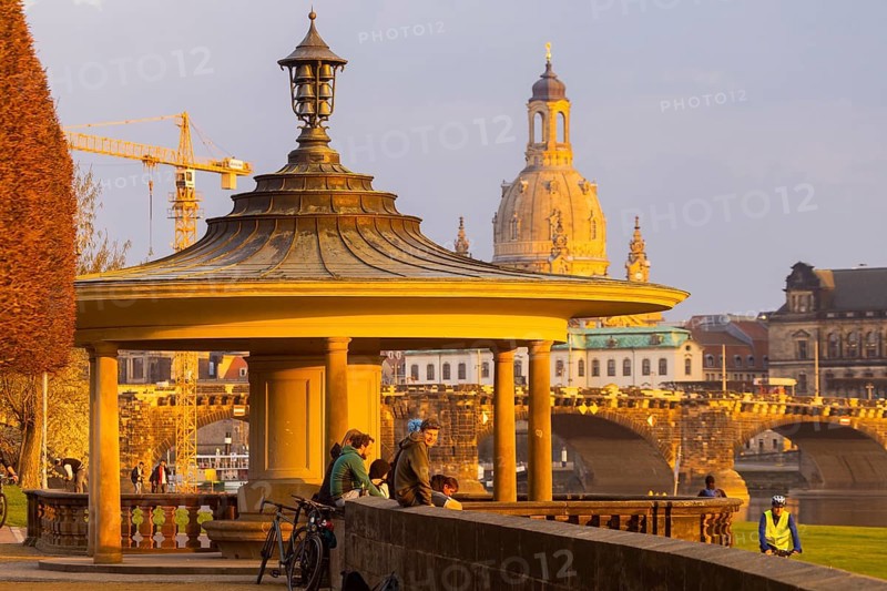 Neustadt Elbe embankment in the evening with a view of the Old Town over the Glockenspiel Pavilion and the Church of Our Lady (Church of Our Lady)