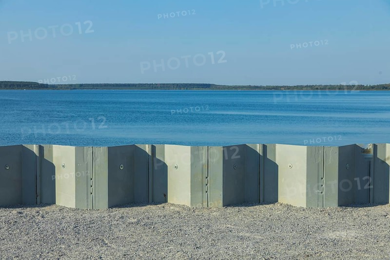 Geierswalder See, Upper Sorbian Lejnjanski jÄ›zor, is an artificial lake. It lies mostly in the Free State of Saxony northwest of Hoyerswerda and partly in Brandenburg. The villages of Geierswalde and Kleinkoschen, a district of Senftenberg, lie directly on the lake.Sheet pile wall at the new harbour