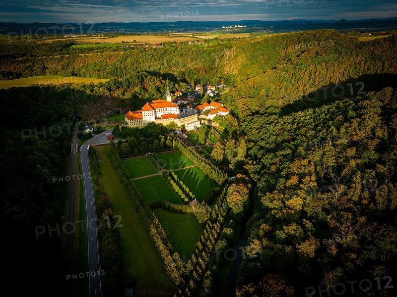 Weesenstein Castle rises on a rocky outcrop of nodular mica schist with quartzite inclusions above the valley of the Müglitz about 3 km south of Dohna in the district of Weesenstein in the municipality of Müglitztal