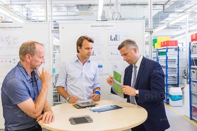 Nils Aldag, Managing Director, Chief Commercial Officer (CCO) at Sunfire GmbH Carl Berninghausen, Chief Executive Officer (CEO) at Sunfire GmbH inform Martin Dulig Minister of State for Economic Affairs, Labour and Transport of the Free State of Saxony. about their products for high-temperature electrolysis