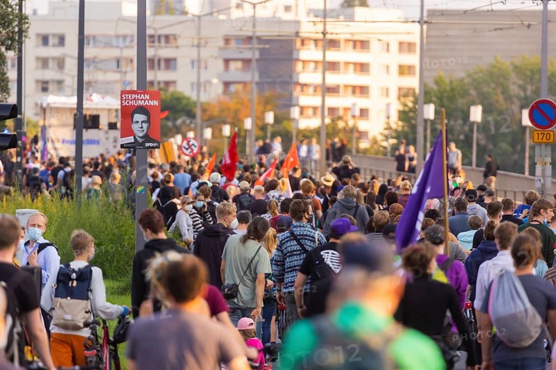 Under the slogan Dresden blockert klare Kante gegen völkische Hetze, Antfa Dresden had called for a counter-demo to protest against the Pegida event with Björn Höcke and Jens Maier in front of the main station. A demonstration marched from Dresden's Neustadt district to the main railway station
