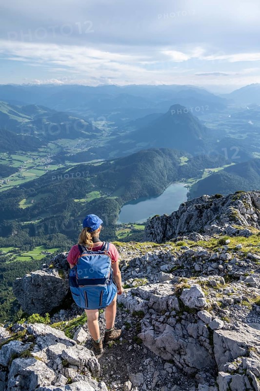 Mountaineer at the summit of the Scheffauer, view of Hintersteiner See and Inntal, Kaisergebirge, Wilder Kaiser, Kitzbühler Alps, Tyrol, Austria, Europe