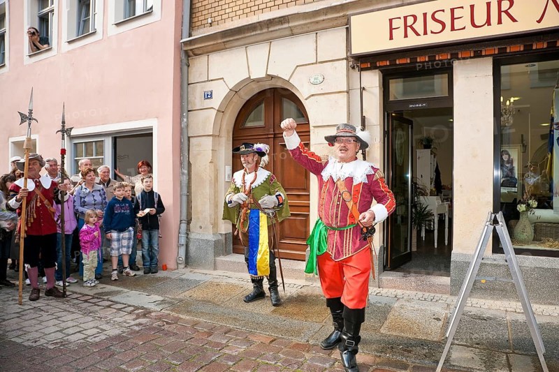 Pirna the members of the association Der Retter playfully re-enact the invasion of the Swedes in the 30 Years' War