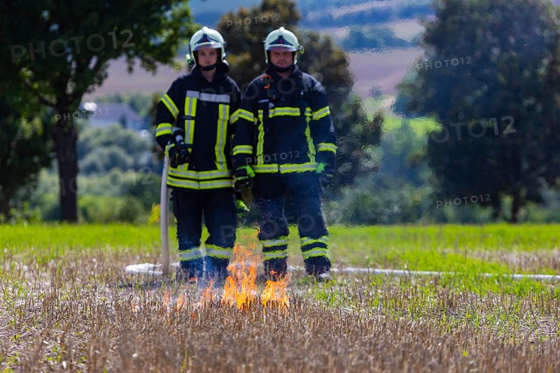 During controlled field fires, the firefighters were able to test various extinguishing methods, from the swatter to the jet pipe