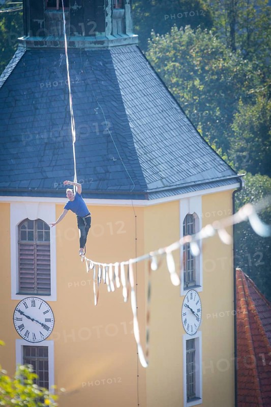 Highline and family festival in Hohnstein Highlines are stretched over the roofs of Hohnstein and between sandstone rocks, over which daring extreme athletes balance