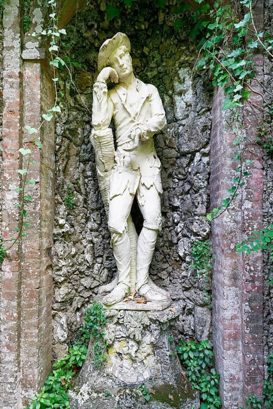 Poor demolished beggar, allegory of the simple life, niche figure, rococo, park or garden, Villa Garzoni, Giardino Garzoni, Collodi, Pescia, province Pistoia, Tuscany, Italy, Europe