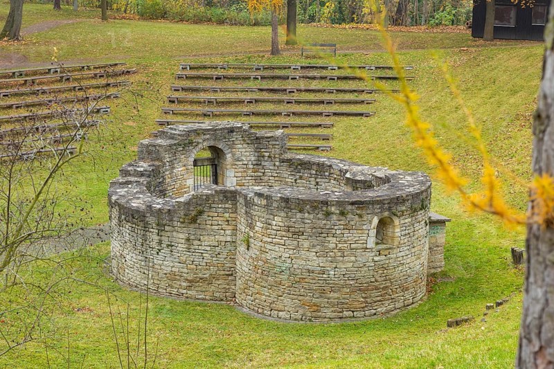 The Wiprechtsburg Groitzsch in the town of the same name is an outstanding archaeological monument with the oldest known stone buildings in Saxony. It was the castle of the important Count Wiprecht von Groitzsch in the late 11th and early 12th centuries and one of the largest complexes in the region