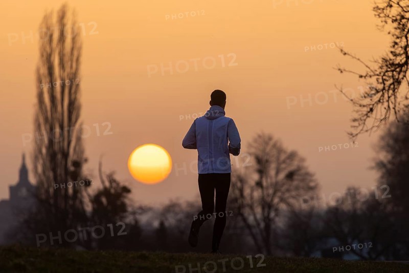 The spring-like temperatures attract many people to the open air, the Elbe meadows and the Elbe cycle path, despite Corona restrictions. The special weather situation colours the sky yellowish early and in the evening, due to Sahara dust flowing in