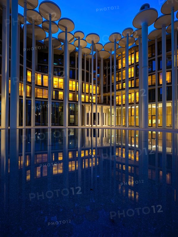 SAB Forum, designed by London-based architects ACME, 165 million euros. The Forum is a column garden in front of the SAB, consisting of 159 columns with a height of around 20 m. There are a further 92 columns on the building itself, 68 of which are free-standing and 24 of which penetrate the building. The columns are used as sun protection, partly for smoke extraction from the underground car park and as a design element