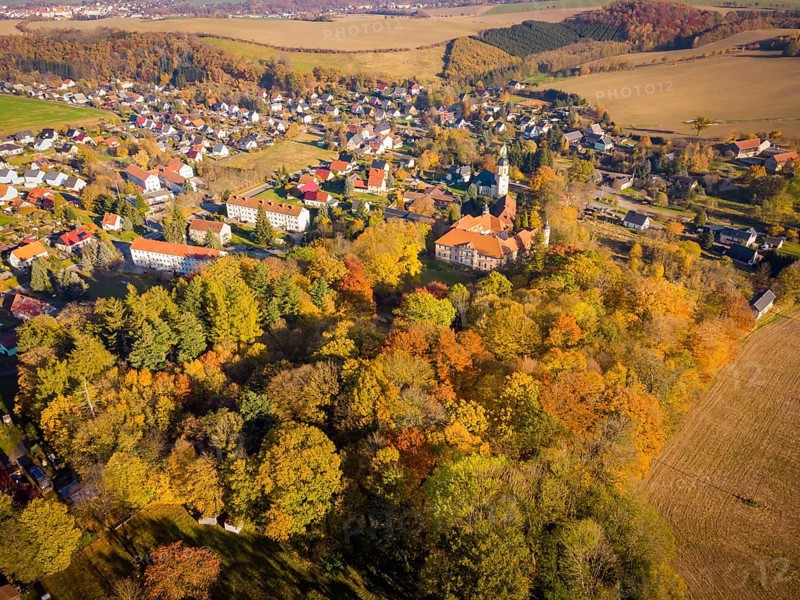 Reichstädt Castle is located in the centre of Reichstädt, a district of Dippoldiswalde. After the fall of the Wall, the complex stood empty for a time in front of it was acquired by Dr. Ilse von Schönberg in 1998 for a purchase price of 30, 000 DM and thus returned to the possession of the von Schönbergs.It is being renovated step by step