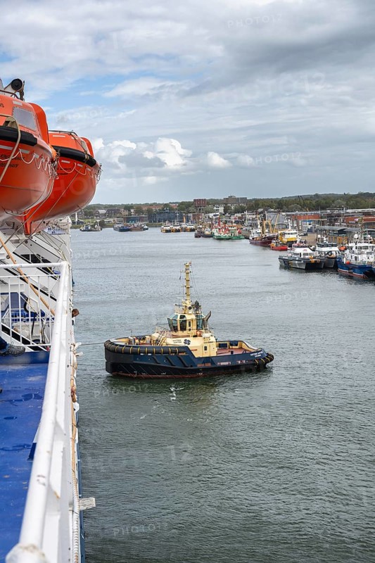 Tug, towing assistance, EDDY Tug towing the ferry King Seaways out of the harbour of Ijmuiden, North Holland, Netherlands