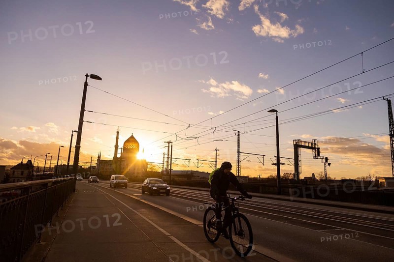 Cyclists on the Marienbrücke in the evening light