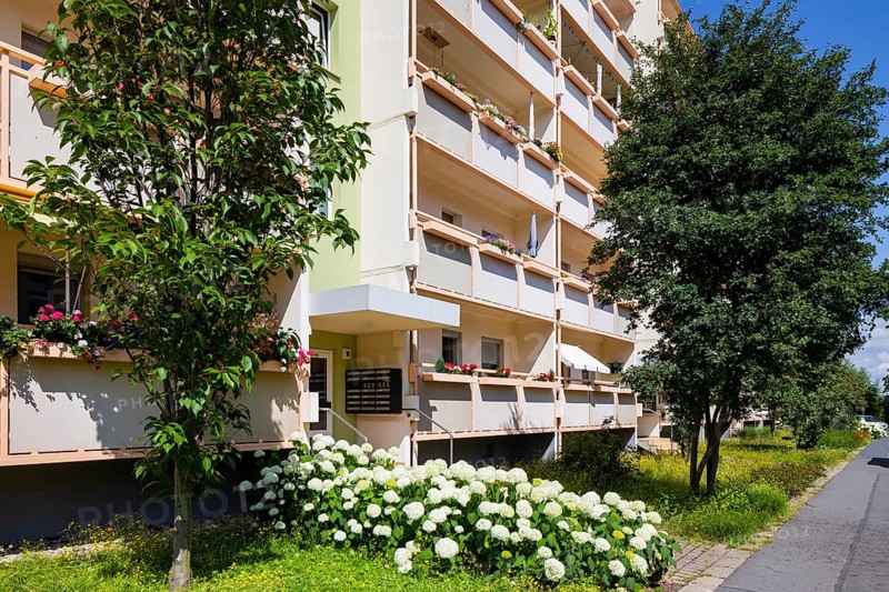 South of the Bismarck Column, a new development area was built in the 1980s, mostly known as the Räcknitzhöhe development area or Südhöhe development area, constructed from prefabricated slab buildings of the type WBS 70 1440. Centrally located is a view axis formed by Ludwig-Renn-Allee, which directly guides the view of the Bismarck Column from Südhöhe