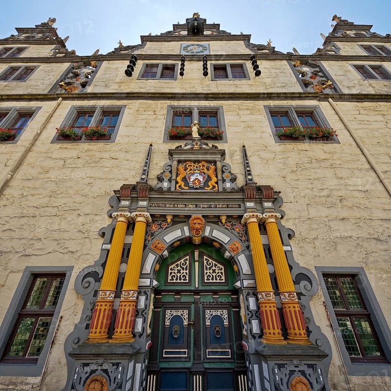 Main portal with colourful wood carving on Münden Town Hall, Weser Renaissance, Hann. Münden or Hannoversch Münden, Lower Saxony, Germany, Europe