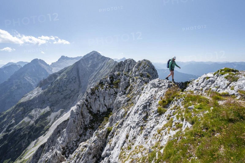 Mountaineer on the summit ridge, Wettersteinkamm, Westliche Wettersteinspitze, Wetterstein Mountains, Bavaria, Germany, Europe