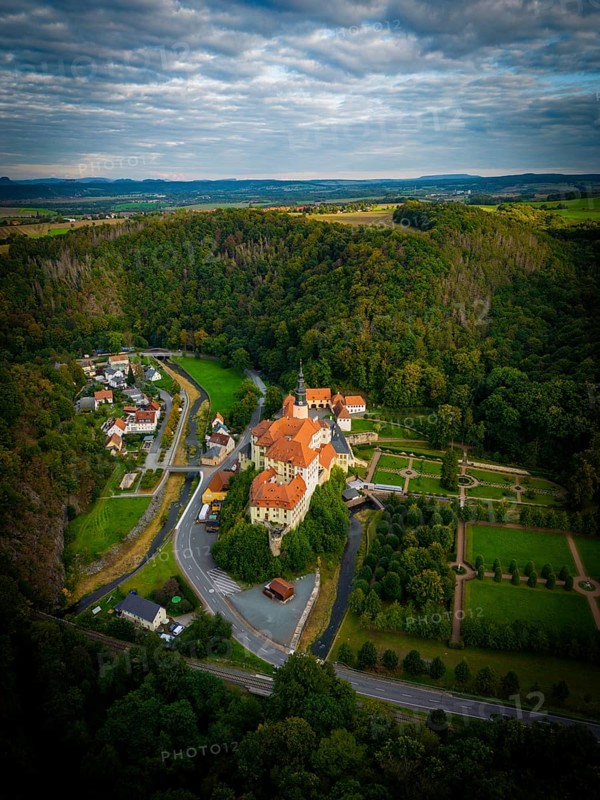 Weesenstein Castle rises on a rocky outcrop of nodular mica schist with quartzite inclusions above the valley of the Müglitz about 3 km south of Dohna in the district of Weesenstein in the municipality of Müglitztal