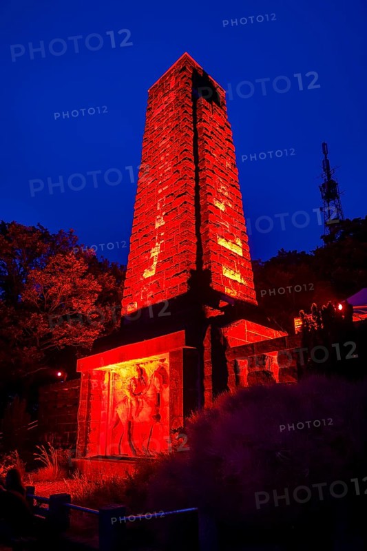 Many buildings were lit up red again on Tuesday evening (22.6.) - called for by the nationwide action alliance Red Alert . In this way, the event industry nationwide is once again drawing attention to the problems caused by the Corona crisis.King Albert Monument on the Freital Windberg