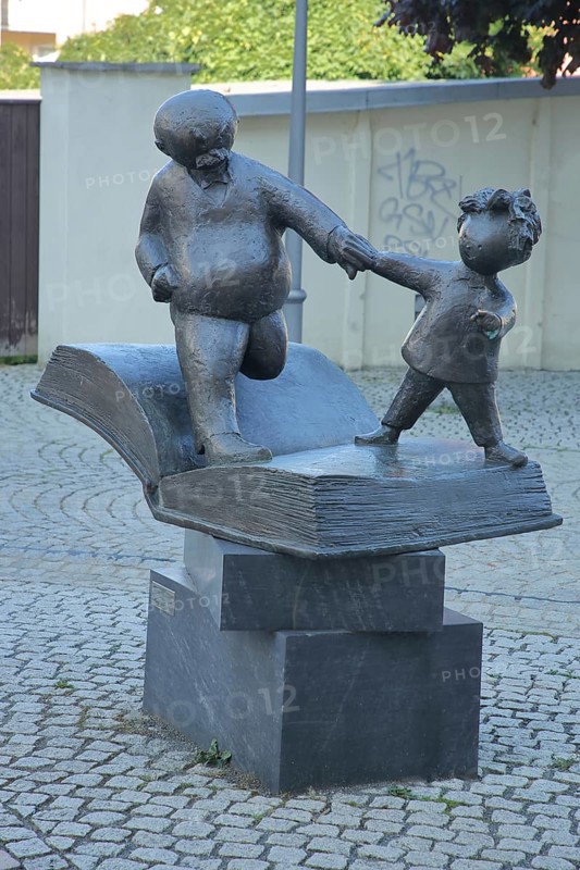 Sculpture Father and Son by Erik Seidel 1995, book, in, on, open, open, figures, two, bronze, gesture, gesture, grey, standing, hold, stretch, hands, arms, together, lead, protect, standing, Plauen, Vogtland, Saxony, Germany, Europe