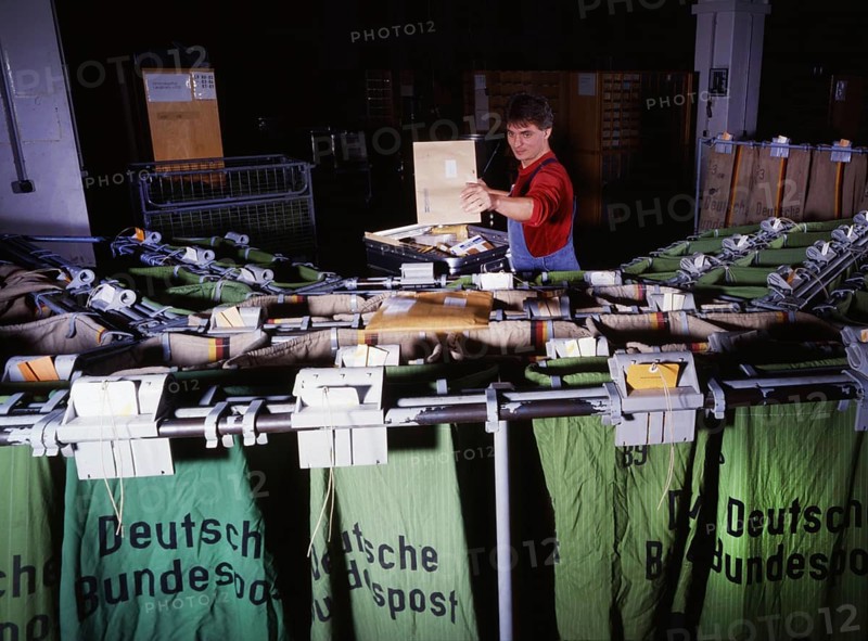 DEU, Germany: The historical slides from the times 80-90s events and persons from politics, culture, working life, medicine a.o. Hagen.Hauptpostamt. Hand sorted 80s MR= yes!