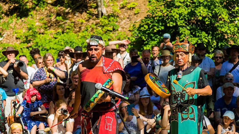 The Karl May Festival has been held every year since 1991 on a weekend in May in the Lössnitzgrund Radebeul in memory of the writer Karl May. Around 30, 000 guests attend the festival every year. Le-La-La Dancers of the Kwakwaka'wakw Nation