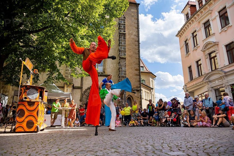 Actors, artists, clowns, fire artists and music bands transformed the city centre into a large open-air theatre. Theatre-maker Helmut Räder assembled an illustrious crowd of street performers. THEATER IRRWISCH from Austria