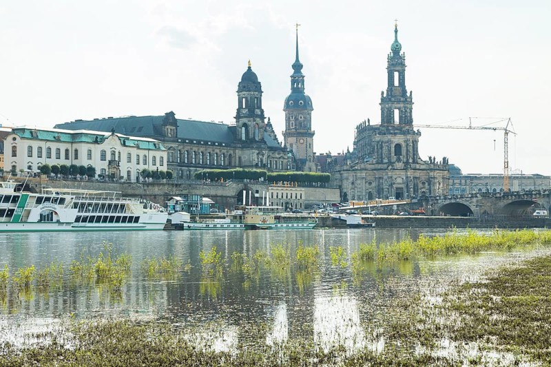 Dresden on the banks of the Elbe in midsummer heat, Elbe level still normal after local downpours