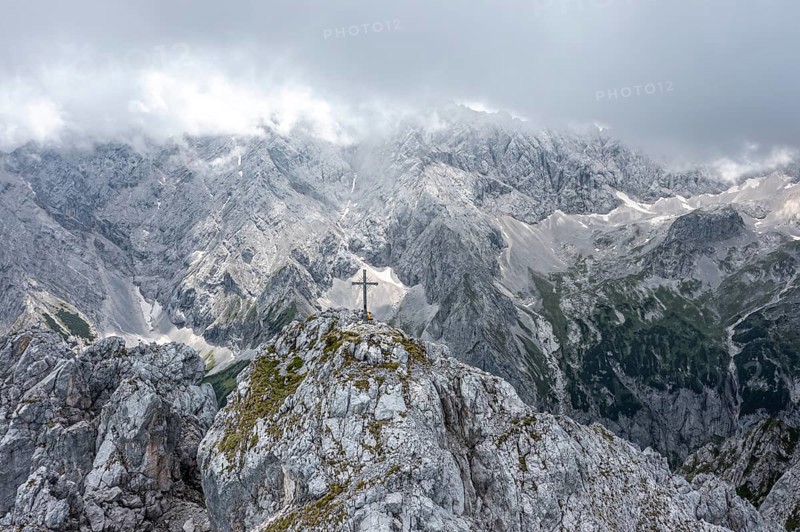 Summit cross of the Waxenstein, Wetterstein Mountains at the back, Garmisch-Patenkirchen, Bavaria, Germany, Europe