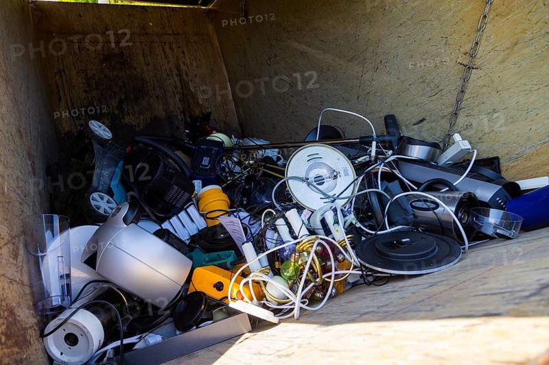 Pilot project on waste prevention and reuse launched. Reuse instead of throwing away: From June 2022, Dresdeners will be able to hand in usable goods and old electrical appliances that they no longer need themselves at two recycling centres. This is a sustainable way to give things a second life. This pilot project will initially run until autumn 2023. Container for small electrical appliances