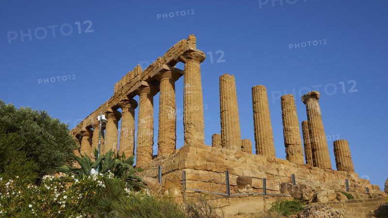 Columns, chapter, entablature, Hera temple, blue sky, late afternoon light, valley of the temples, valle dei templi, Agrigento, Sicily, Italy, Europe