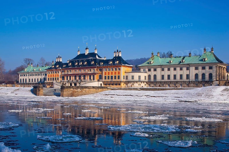 Ice drift on the Elbe in Dresden Pillnitz